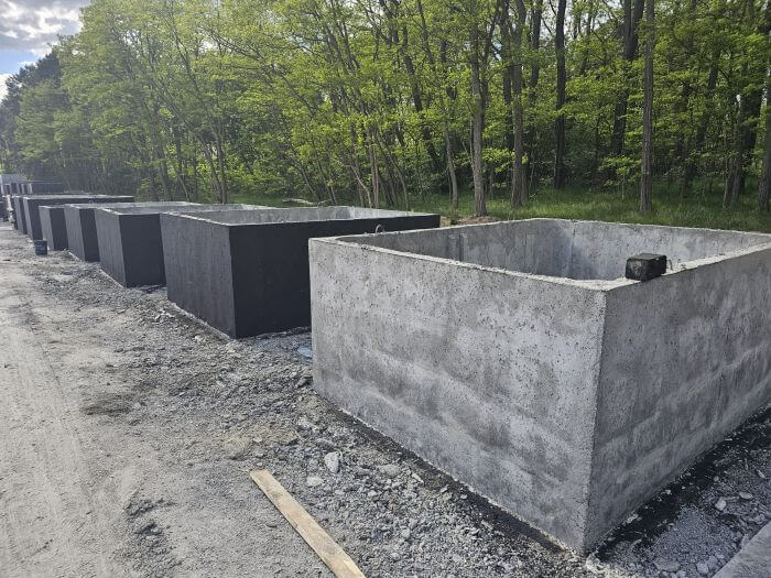 Plac produkcyjny z szambami betonowymi Biały Dunajec gotowymi do transportu