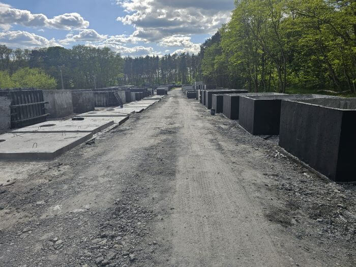 Plac z gotowymi szambami betonowymi Biały Dunajec w różnych rozmiarach